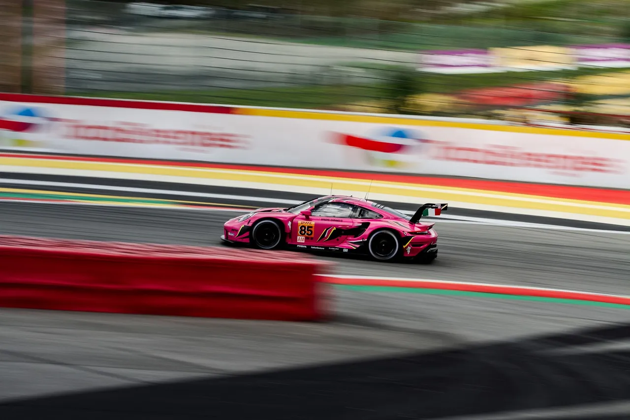 La Porsche 911 GT3 R rose n° 85 des Iron Dames en plein filé, les vibreurs rouges et blancs défilant derrière elle.