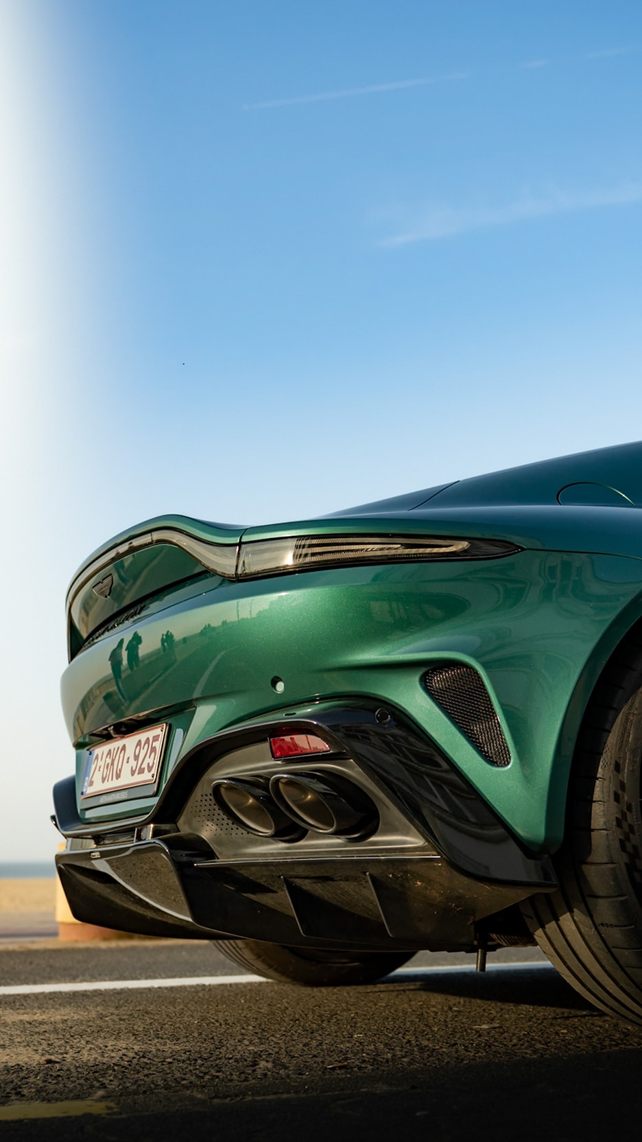 Détail du diffuseur et des quatre sorties d’échappement d’une Aston Martin Vantage verte.